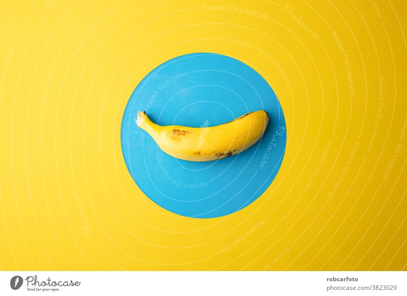 Banane auf gelbem und blauem Hintergrund frisch Gesundheit Nahaufnahme tropisch Lebensmittel reif Snack Frucht sich[Akk] schälen weiß vereinzelt süß Haufen