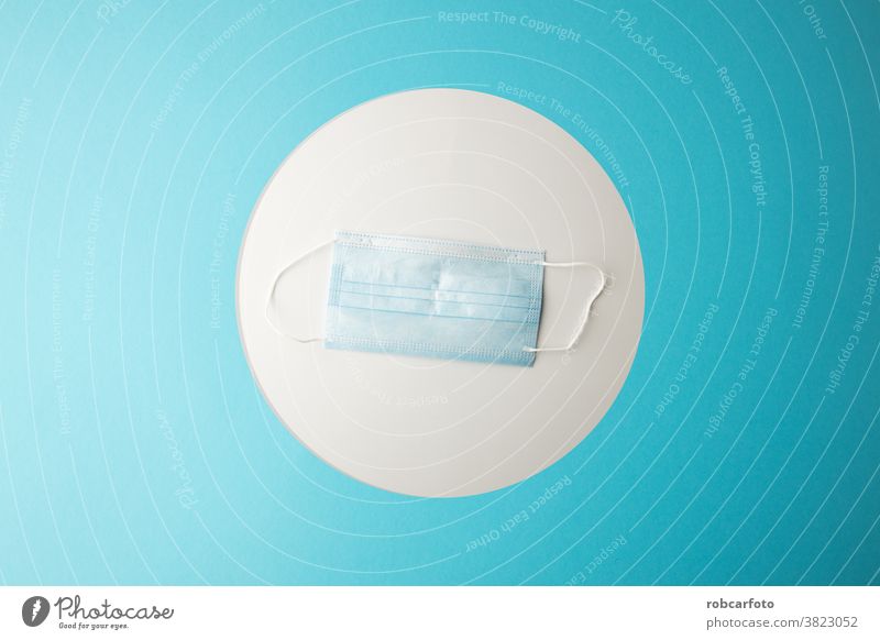 chirurgische Maske auf blauem Hintergrund Objekt schützend Gesicht Arzt Grippe Einwegartikel Medizin Gesundheit Gerät Mundschutz Krankenhaus Hygiene Virus