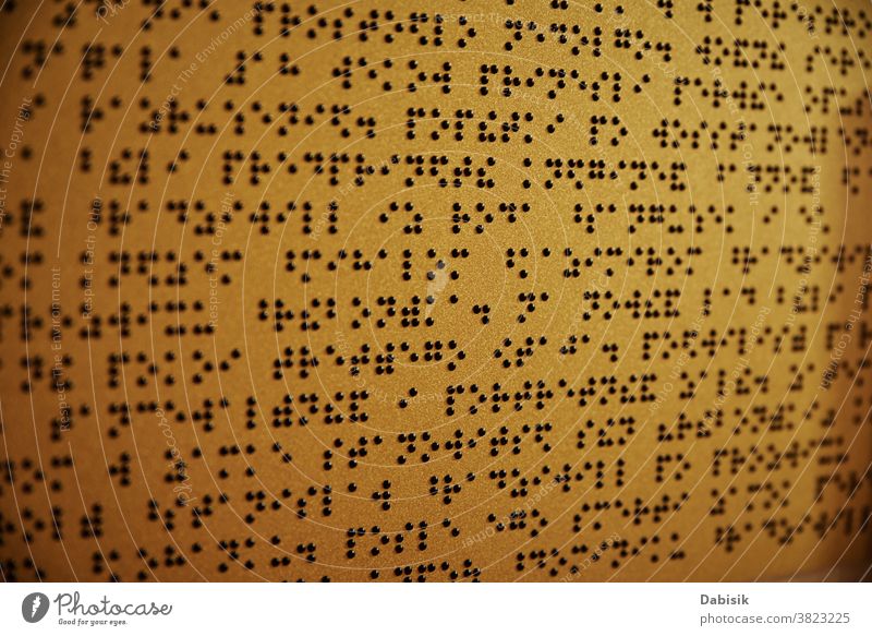 Braille-Platte.  Inschrift für Blinde Braille-Schrift blind Alphabet Zeichen Bildung deaktiviert Text Behinderung Blindheit Symbol Buch Finger Mitteilung Hand