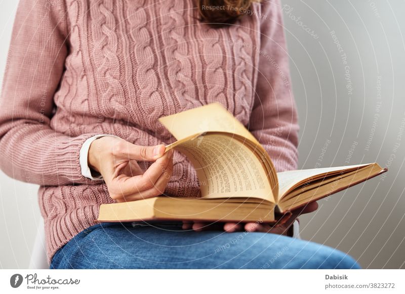 Frau, die sitzt und ein Buch liest. Entspannendes Konzept Page lesen sich[Akk] entspannen Bildung drehen. offen Reihe Schriftstück Wissen Wissenschaft Stapel