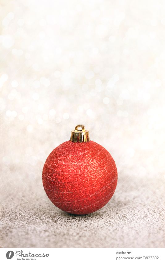 Fröhliche Weihnachten.rote Kugel und Schneeflocke über Weihnachten bokeh Lichterhintergrund Weihnachtsball Weihnachtsmann Spaß Hintergrund Weihnachtsbaum