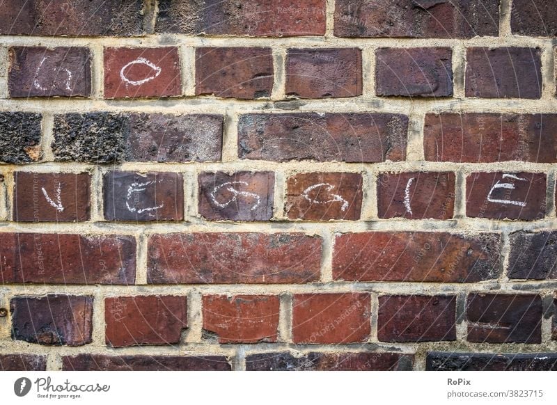 Vegane Aufforderung an einer alten Backsteinwand. Wand wall hand finger brick backstein ziegel architektur haus hauswand stadt urban städisch kunst fingerprints