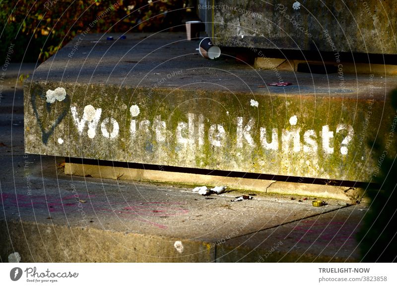 Wen die Muse küsst | der braucht sich nicht zu fragen: "Wo ist die Kunst?" Grafitti auf dem Platz der Einheit in Potsdam in weiss auf Beton Stufen, von der Abendsonne beleuchtet, mit etwas Abfall garniert