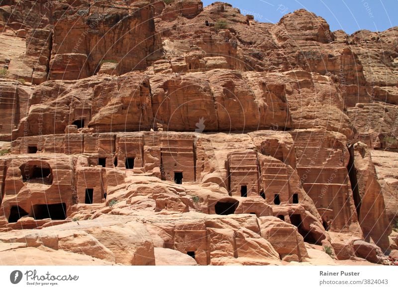 Monumentales, aus dem Fels gehauenes Gebäude in der alten jordanischen Stadt Petra. antik Architektur Kultur wüst Wüstenstadt Außenseite Fassade historisch