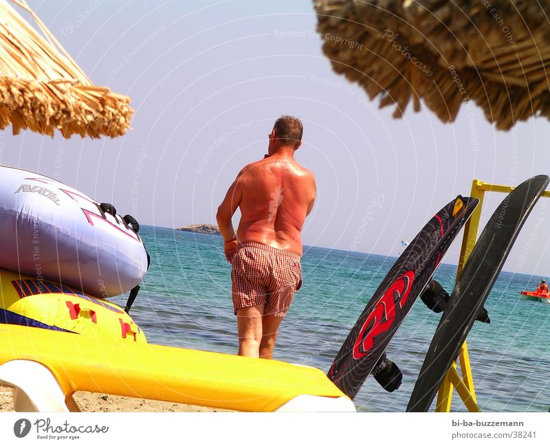 Mann am Meer Wasserfahrzeug Sommer Badehose Tourist Schlauchboot Rücken