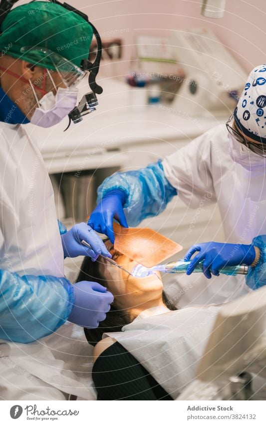 Unbekannter Zahnarzt untersucht Zähne eines Patienten in der Klinik geduldig Stomatologie untersuchen Prozess mündlich Verfahren Werkzeug Uniform Krankenpfleger