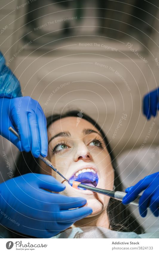 Unbekannter Zahnarzt untersucht Zähne eines Patienten in der Klinik geduldig Stomatologie untersuchen Prozess mündlich Verfahren Werkzeug Uniform Krankenpfleger