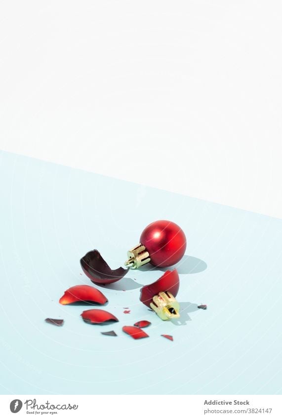 Rote Christbaumkugeln im Studio Weihnachten Kugel Ball gebrochen ganz Dekor Ornament Spielzeug Design Dekoration & Verzierung Feiertag hell Atelier Tradition
