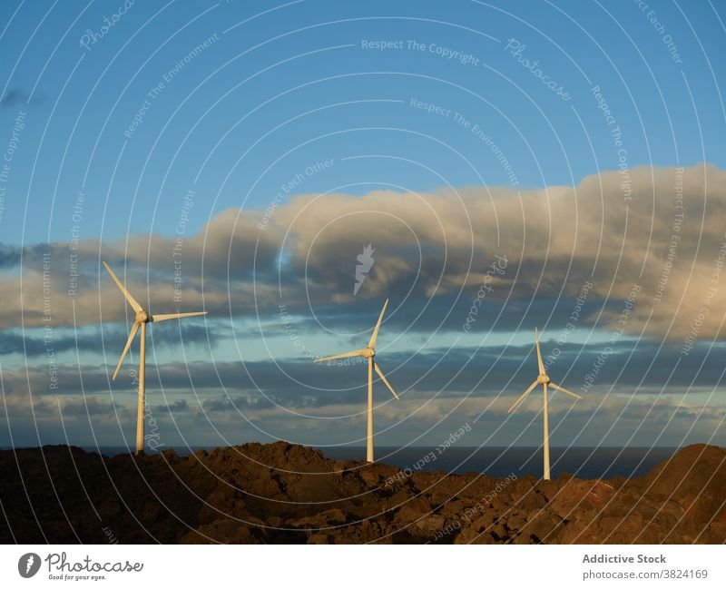 Erstaunliche Aussicht auf Windmühlen in der Landschaft bei Sonnenuntergang alternativ Energie Ressource nachhaltig umweltfreundlich Entwicklung MEER Hügel