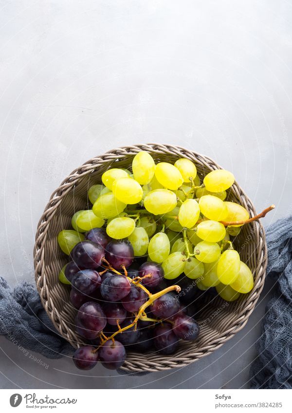 Weiße und dunkle Trauben in einem Korb Frucht Herbst Winter noch Leben Lebensmittel fallen Kontrast abstrakt sehr wenige Wein dunkel weiß schön Natur Beeren
