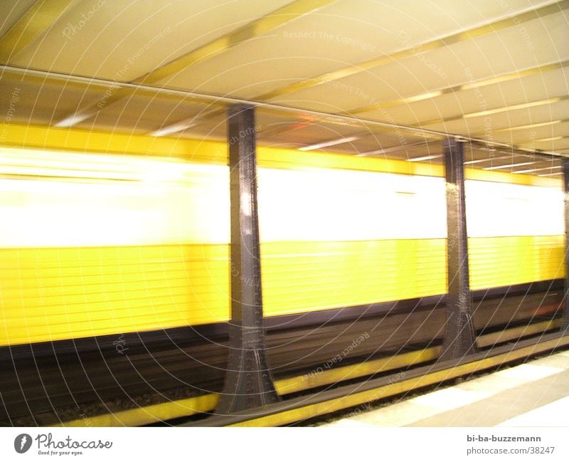 Berlin U-Bahn Eisenbahn Geschwindigkeit Licht gelb Verkehr Bahnhof hell