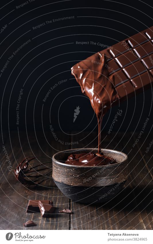 Tropfende geschmolzene Schokolade dunkel Gießen heiß Textur tropfend süß Kakao Lebensmittel braun liquide Bestandteil Dessert Essen zubereiten cremig lecker