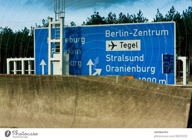 Wegweiser nach Tegel, Stralsund und Oranienburg abbiegen autobahn fahrbahnmarkierung hinweis kante kurve links navi navigation orientierung pfeil rechts