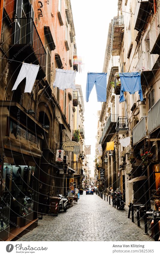 Wäscheleine in Neapel Kleidung Hosen runter trocknen Italien Straße Gasse