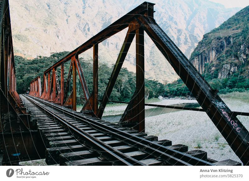 Eisenbahnbrücke Peru Brücke Stahl schienen rot schlucht fluss Berge Tropen Überqueren Bäume Wald Urwald wandern reisen Machu Pichu Flussufer Südamerika