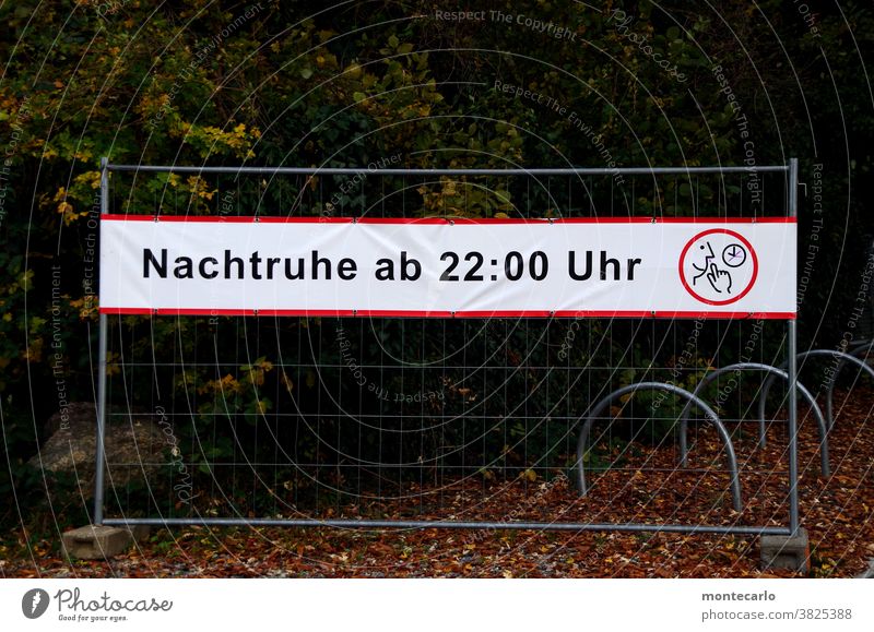 Bauzaunbanner - Nachtruhe ab 22:00 Uhr - Bauzaunbanner Farbfoto weiß rot Streifen Aufforderung Hinweisschild Metall Herbst Schriftzug Ruhezeichen ruhen