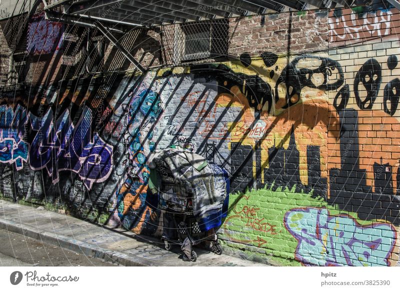 come inside obdachlos Licht & Schatten Einsamkeit Armut dreckig Graffiti Außenaufnahme Wand Stadt Farbfoto Fassade aussortiert ausgegrenzt