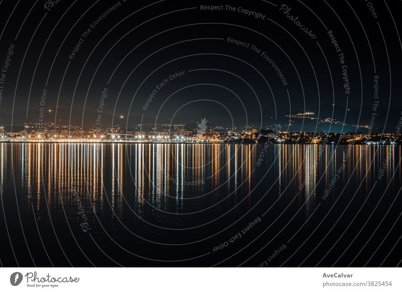 Lichter der Stadtsilhouette, die sich in der Nacht im Meer spiegeln Abend Smog hafen Nachtlandschaft Großstadt Wasser berühmter Ort Business Metropolitan