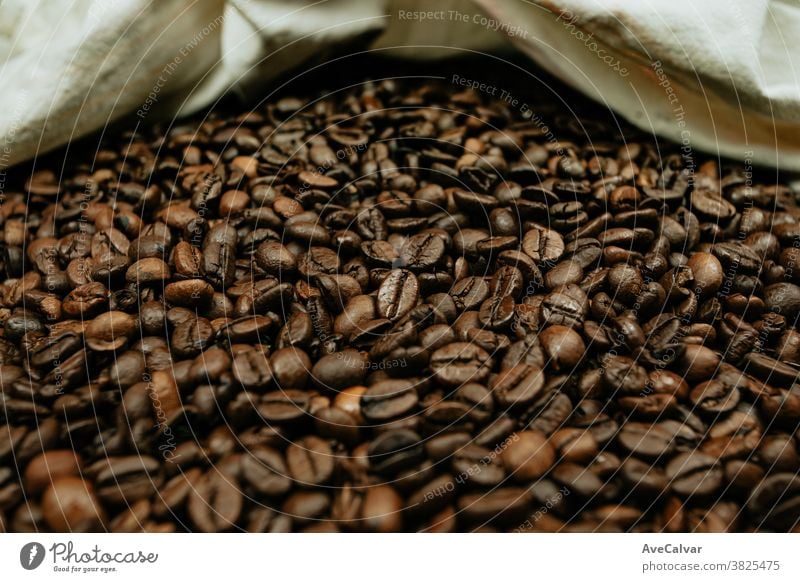 Eine farbenfrohe Nahaufnahme von vielen Kaffeekörnern heiß Lebensmittel Koffein gebraten trinken Aroma Mokka Café Korn Espresso Textur Oberfläche Getränk