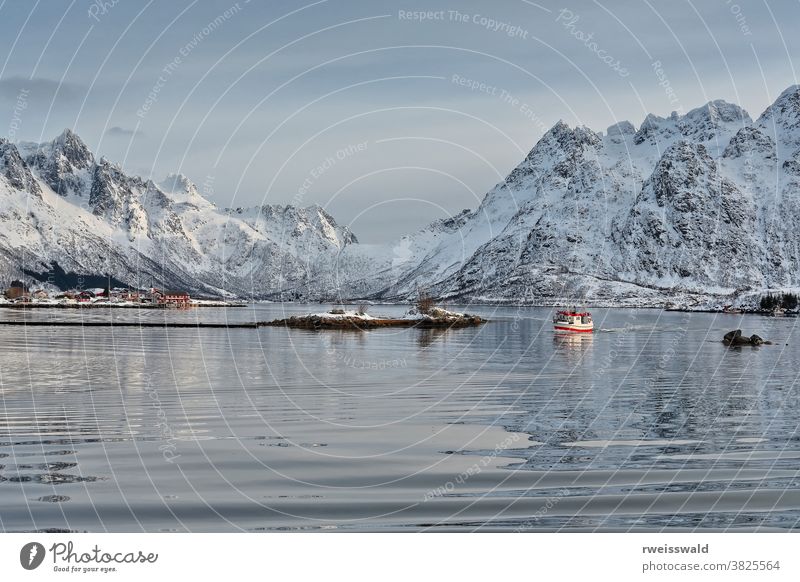 Fischerboot betritt die Bucht Sildpolltjonna von Osten her. Austnesfjorden-Austvagoya-Nordland-Norwegen. 0166 kommerzielle Fischerei Stahlboot Wasserfahrzeug