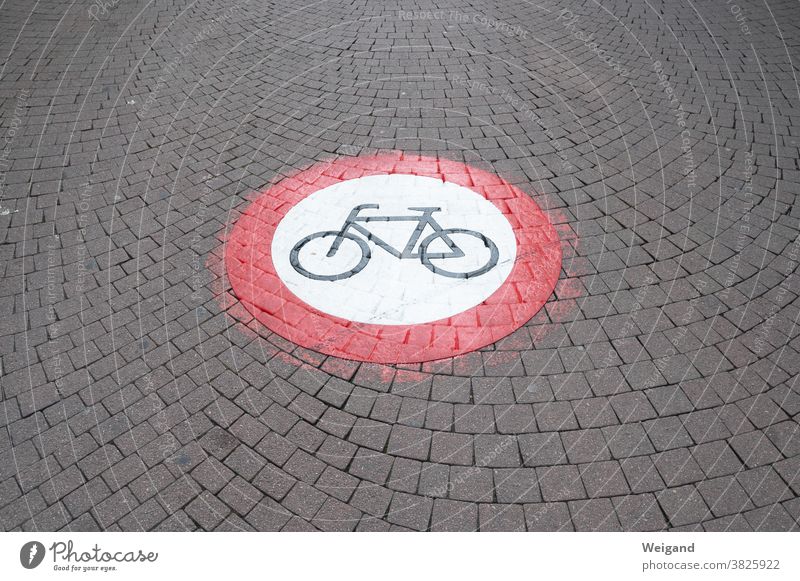 Fahrrad verboten Verkehr Straße Verkehrswege Schilder & Markierungen Verbote Boden Mobilität Nachhaltigkeit Klima