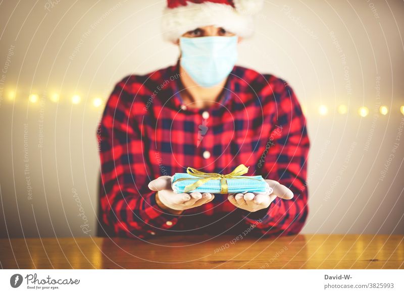 Corona - Bescherung zu Weihnachten in Quarantäne Sicherheit Prävention pandemie Gesundheit Geschenk Mundschutz ängstlich Schutz Corona-Virus