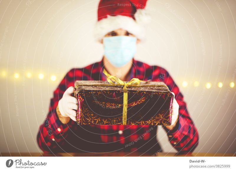 Corona - Weihnachten in Quarantäne Mann infiziert Pandemie Atemschutzmaske Mundschutz Geschenk Bescherung alleine