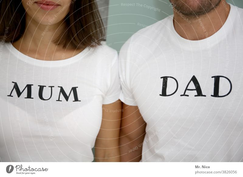 Mum and Dad T-Shirt mum dad Mutter Vater Eltern Erwachsene Familie & Verwandtschaft Zusammensein weiß Oberkörper Mund Arme Liebe Schriftzeichen nebeneinander