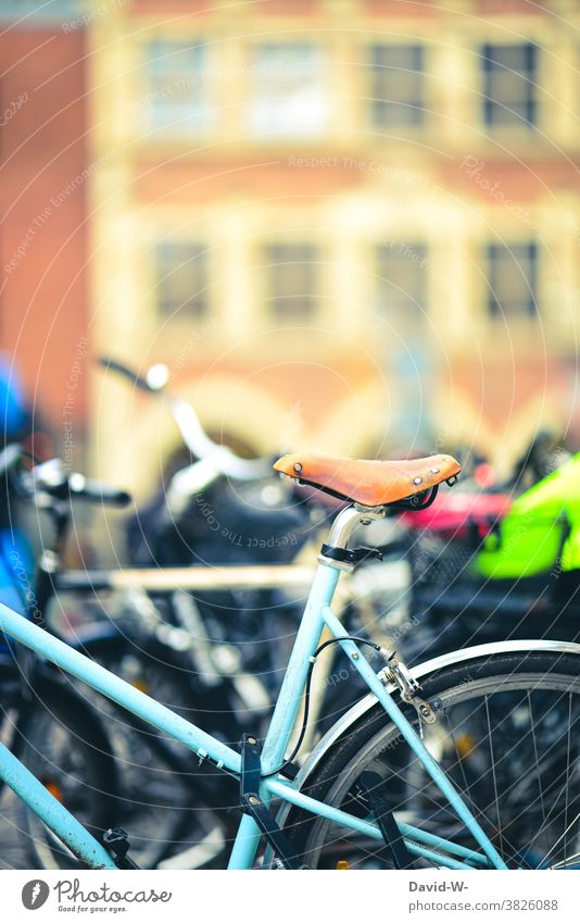 schickes Fahrrad in der Stadt Nostalgie Fahrradfahren nostalgisch Mobilität Verkehr retro parken Straßenverkehr