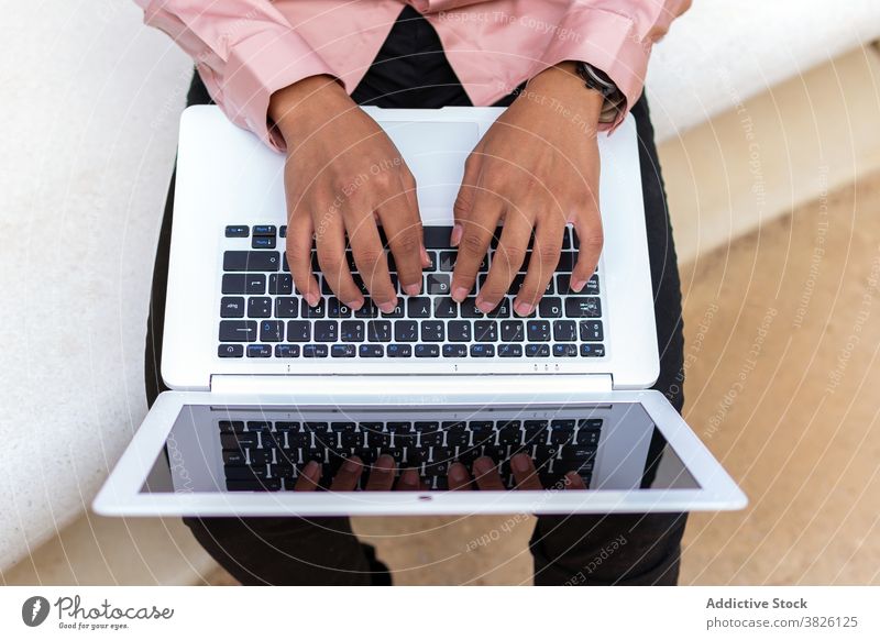 Anonymer Geschäftsmann bei der Arbeit am Computer in der Stadt Mann feiern Tippen Laptop Großstadt männlich ethnisch schwarz Afroamerikaner Unternehmer Projekt