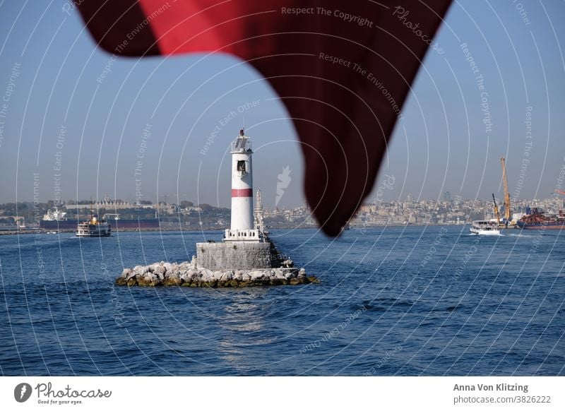 Leuchtturm- Bosporus Meer Schifffahrt maritim Flagge rot weiß rot Hafen Blauer Himmel Tiefenunschärfe wehen kran hafen Istanbul Türkei Tanker verdeckt Wind
