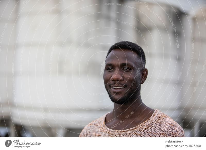 Porträt eines gut aussehenden Mannes Gesicht Lächeln schwarz Zahnfarbenes Lächeln afrikanische ethnische Zugehörigkeit Wegsehen echte Seitenansicht eine Person