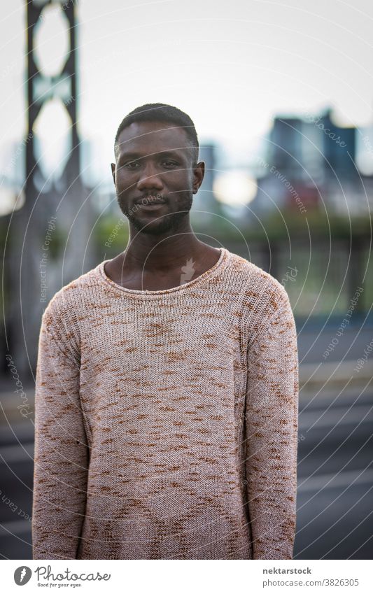 Hübscher schwarzer Mann im Pullover im Freien Porträt Pose afrikanische ethnische Zugehörigkeit Wegsehen Mode Vorderansicht eine Person Nur ein Mann
