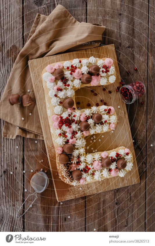 letter cake | Buchstabenkuchen E backen dessert nachspeise holz holzbrett granatapfel Schokoküsse selbstgemacht kalorien süss vanille schokolade torte