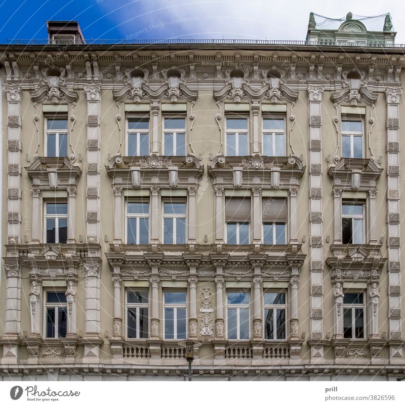 architektonisches Detail in Passau architektur ausschnitt Fassade hausfassade verziert alt historisch kultur Tradition Gebäude Haus fenster Bayern Niederbayern