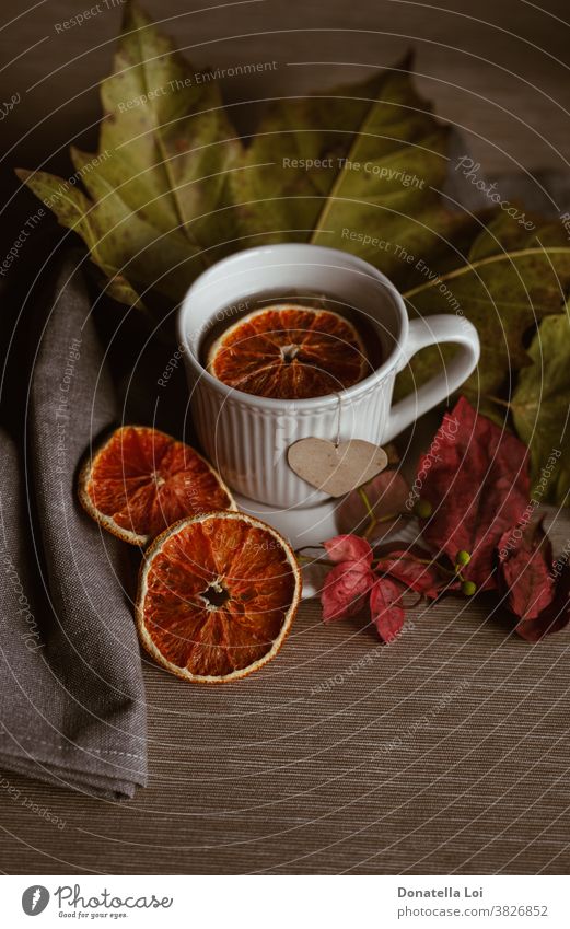 Tasse Tee-Stillleben Herbst Farben trinken trocknen fallen Lebensmittel Früchte Herz im Innenbereich Blätter Licht liquide Moment Morgen orange Porzellan