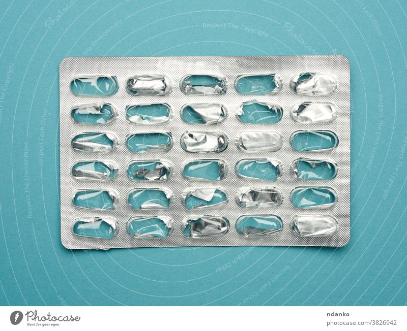 Blisterblisterpackung mit Kapselpillen auf blauem Hintergrund Apotheke blanko Medizin Krankheit Gesundheit Rudel Therapie Tablette Medikament leer medizinisch