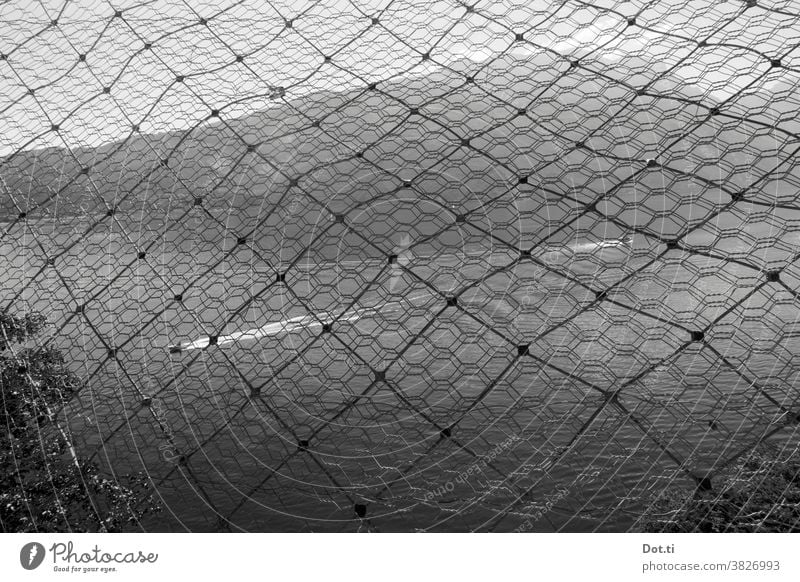 Gardasee Boote Netz Fangnetz Sicherheitsnetz Berge u. Gebirge Schwarzweißfoto Aussicht ufer struktur