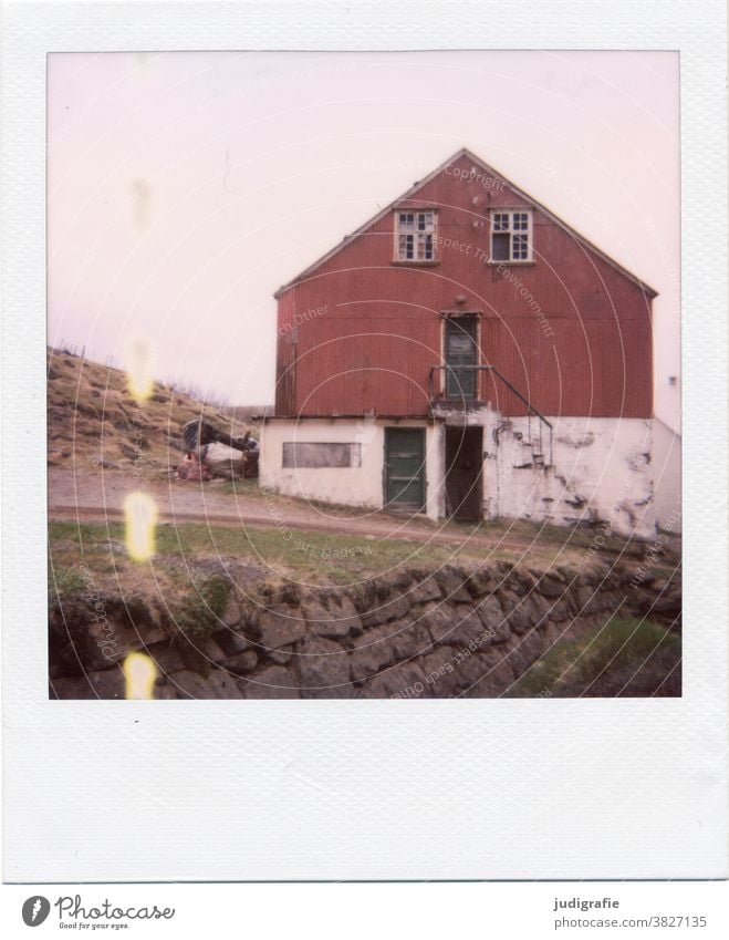 Isländisches Haus auf Polaroid Island Hütte Fenster Treppe Tür wohnen Farbfoto Außenaufnahme Menschenleer Gebäude Wand Architektur Häusliches Leben Einsamkeit
