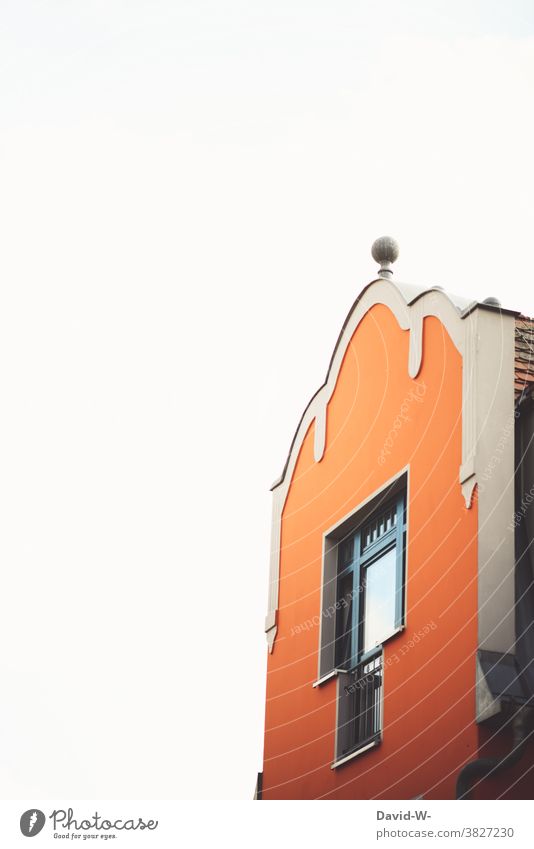 Architektur - orangenes kustvolles Haus Kunst Gebäude stylisch elegant Design schön Fassade Fenster Himmel