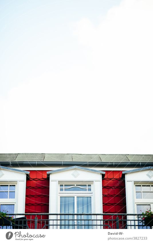 Haus mit Balkon und viel Himmel gemütlich rot Platzhalter Fenster schick Häusliches Leben Gebäude Architektur
