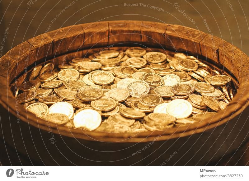 goldschautz goldschatz Münzen Fass Geld Geldmünzen Bargeld sparen Reichtum Investition Finanzen Vermögen Einkommen