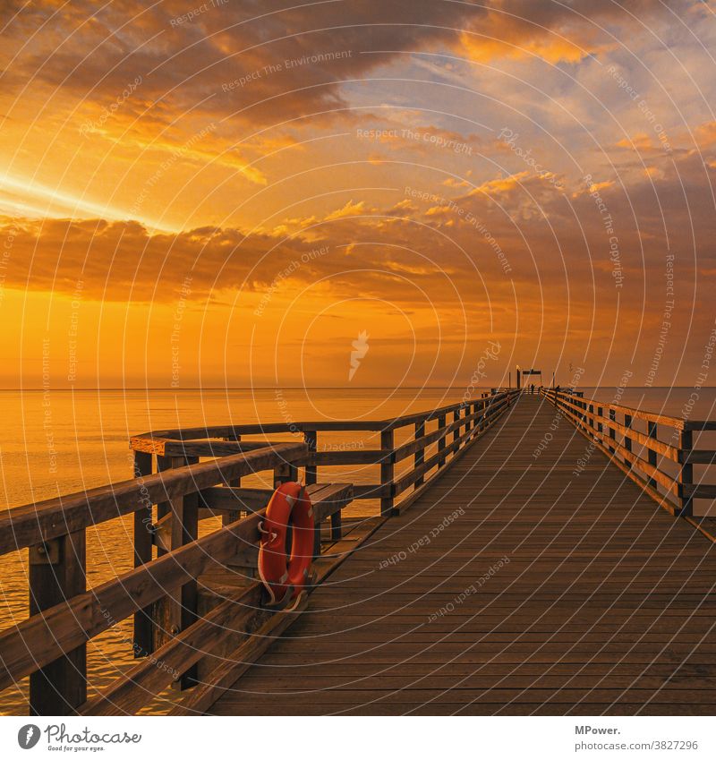 ostseebrücke Seebrücke Sonnenuntergang Wolkenhimmel dramatischer himmel Ostsee Abendrot romantisch Himmel Menschenleer