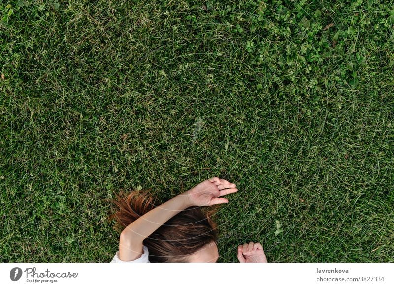 Gesichtslose Aufnahme einer auf grünem Gras liegenden Frau Mädchen Lifestyle Erwachsener Person im Freien Park Glück Draufsicht oben gesichtslos Hände Sommer