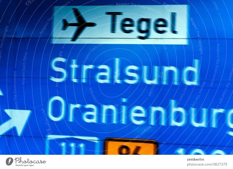 Wegweiser nach Tegel, Stralsund und Oranienburg abbiegen autobahn fahrbahnmarkierung hinweis kante kurve links navi navigation orientierung pfeil rechts