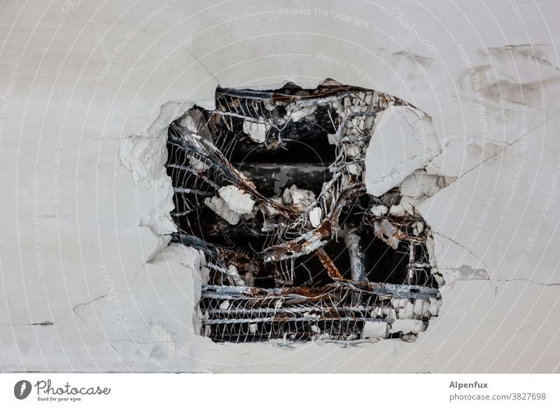 Kunst am Bau | Fassadenschaden Wand Loch Farbfoto kaputt Menschenleer Verfall Putz alt Vergänglichkeit Mauer Außenaufnahme Zerstörung verfallen