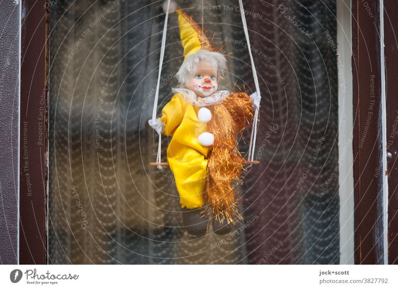 Harlekin auf Schaukel Marionette Clown Puppe Spielzeug Symbol Karneval Fenster Gardine Dekoration & Verzierung Feste & Feiern Figur Reflexion & Spiegelung
