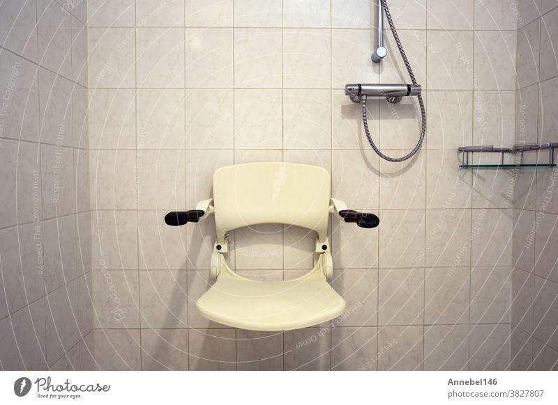 Wandsitzdusche für Behinderte oder ältere Menschen, Dusche für Behinderten- oder Seniorenheim Zugang Innenbereich Toilette Krankenpflege alt geduldig Raum