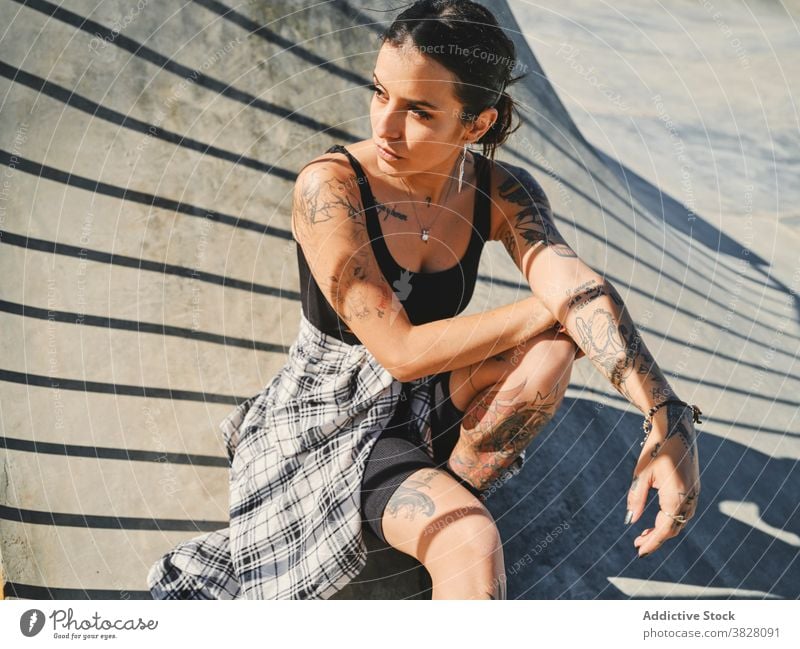 Stilvolle Frau im Skatepark im Sommer tausendjährig Skateplatz Streetstyle trendy unabhängig Tattoo exzentrisch auflehnen Individualität Wochenende Straße urban
