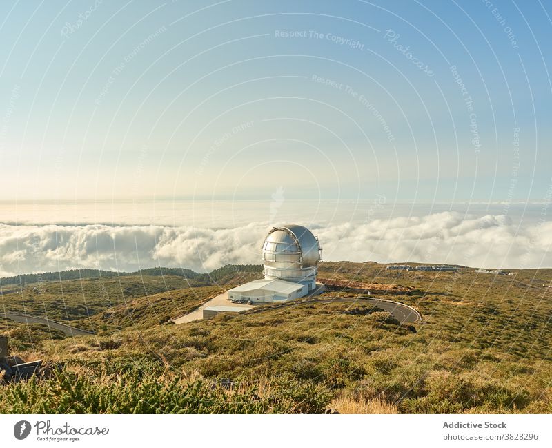 Teleskop mit Kuppel auf Berggipfel Observatorium optisch Dom reflektieren Astronomie Konstruktion Wissenschaft astrophysikalisch forschen System Struktur